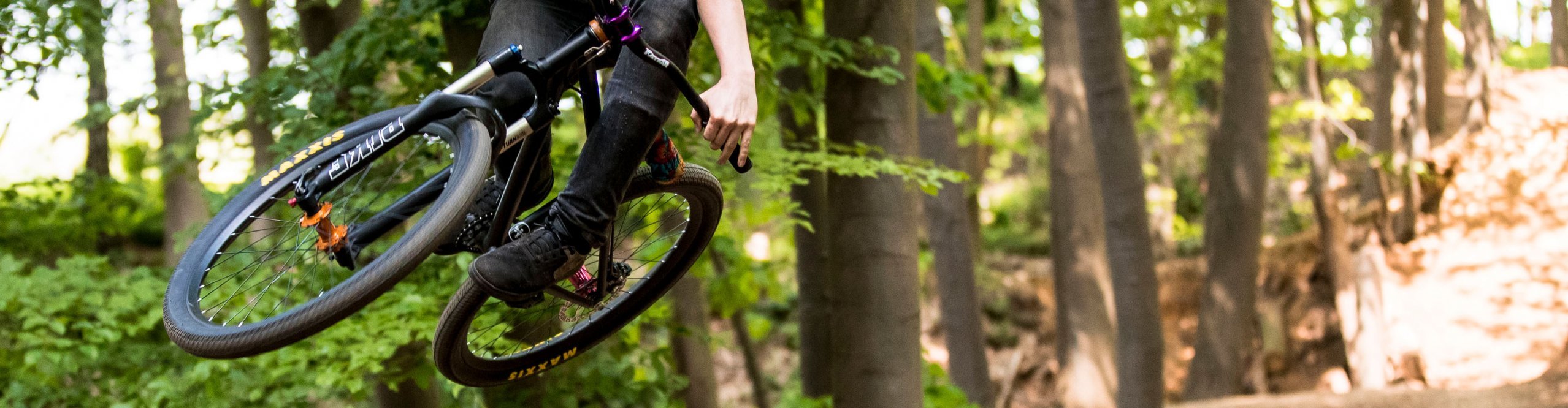 Bike mit 26" Federgabeln im Sprung