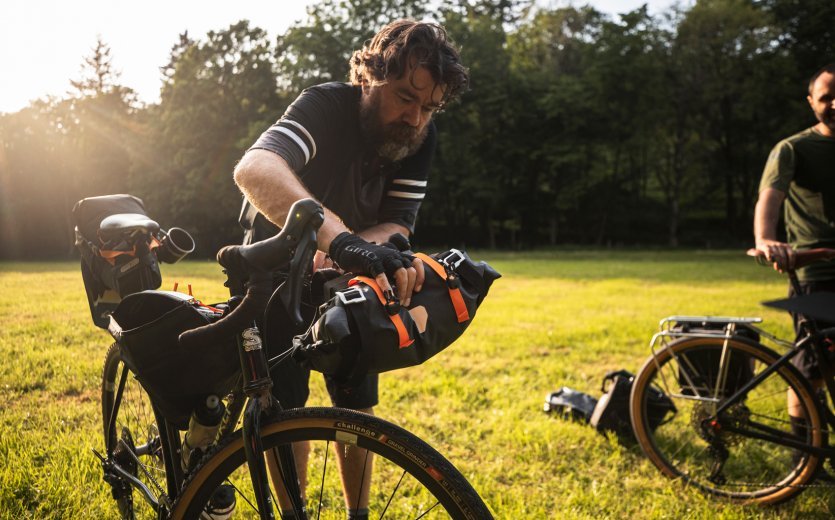 Bikepacking bags are usually fastened with straps that you can tie around the handlebars, saddle or frame tubes.