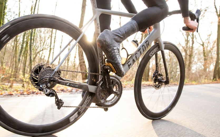 Clipless pedals are standard on road bikes: the fixed connection between man and bike ensures a rounded step and efficient power transfer during push and pull.