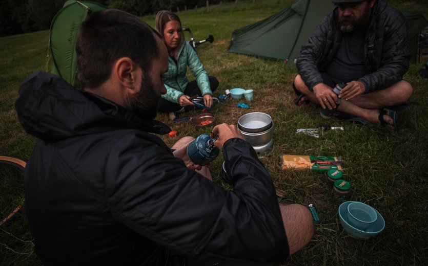 Cocinar al aire libre: si no estás en una zona de barbacoa designada, evita las hogueras y utiliza en su lugar un hornillo de gas. No obstante, también hay que estar atento al nivel de peligro de incendios forestales y tener la debida precaución.