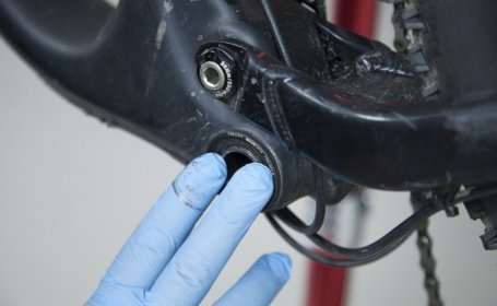 Un mecánico comprobando el funcionamiento del eje de pedalier.