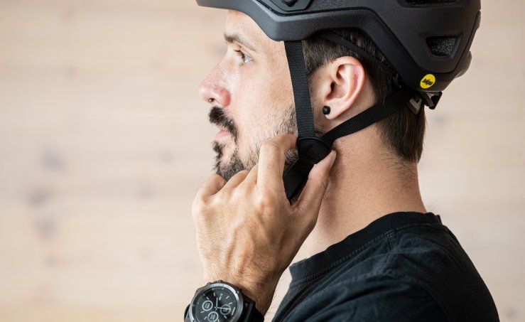 Correctement régler les sangles : les sangles doivent passer autour de l'oreille de manière à être accolées à ta tête sans frotter contre les oreilles.