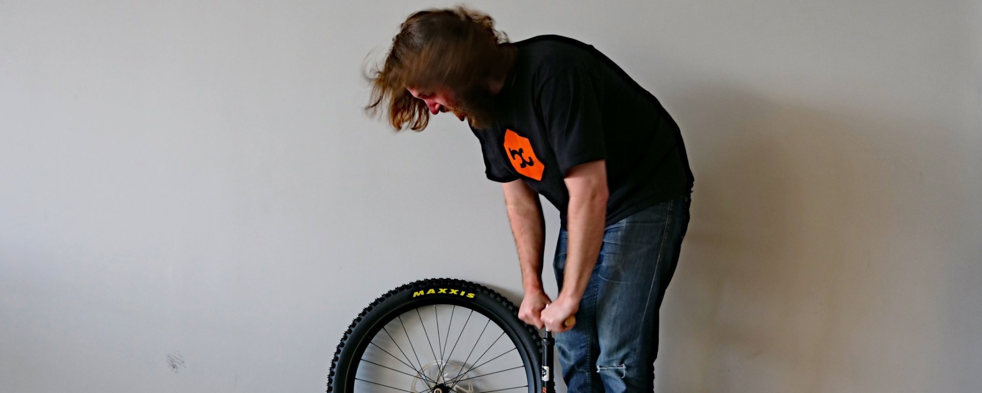 Milkit Booster Aufsatz zum aufziehen von Tubelessreifen. Ohne Kompressor, oder andere Hilfsmittel. Sogar mit einer Minipmpe kann man jetzt Tubelessreifen aufziehen. Zu kaufen bei bike-components.de im Oline Shop.