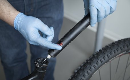 Nuestro mecánico engrasa la tija de sillín con control remoto de una bicicleta de montaña Scott.