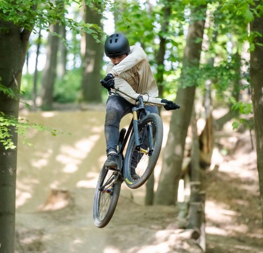 Ein Biker macht einen X-UP auf seinem Dirtbike. 