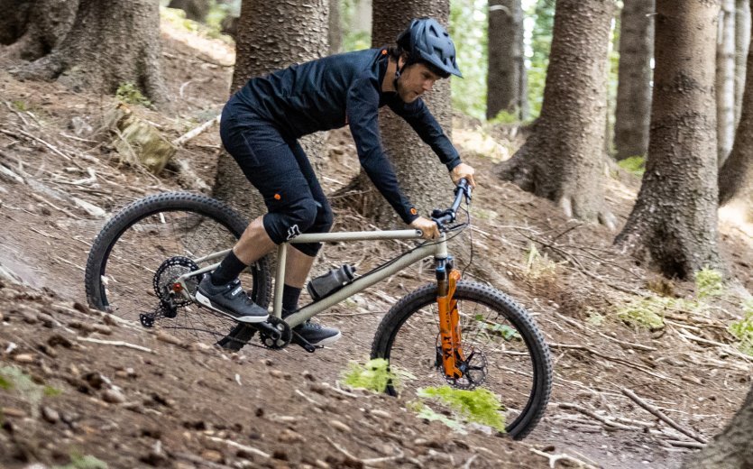 En bicicletas de montaña rara vez te sientas, pero el ajuste óptimo del triángulo manillar-sillín-pedales es de vital importancia.