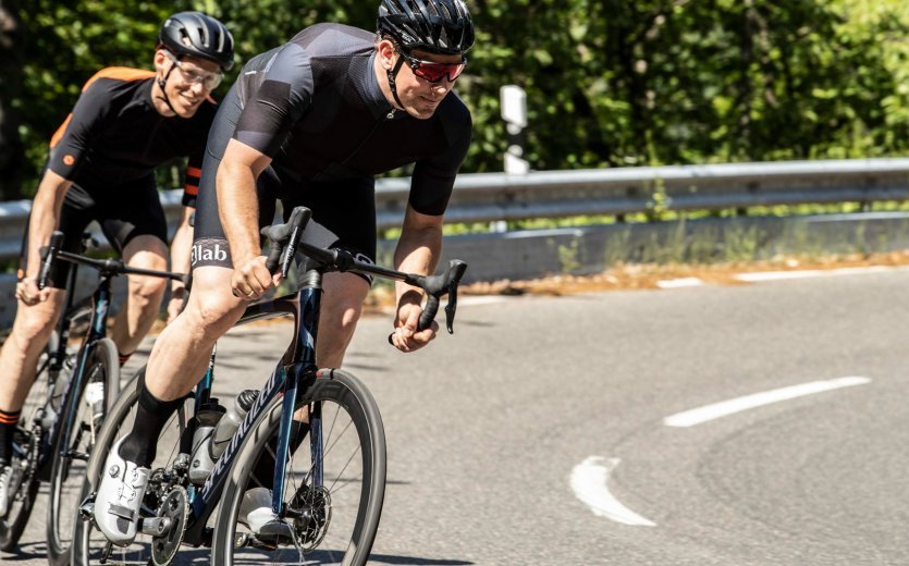 En las bicicletas de ruta, los pedales de clip son estándar y garantizan una transmisión eficaz de la potencia y un pedaleo redondo.