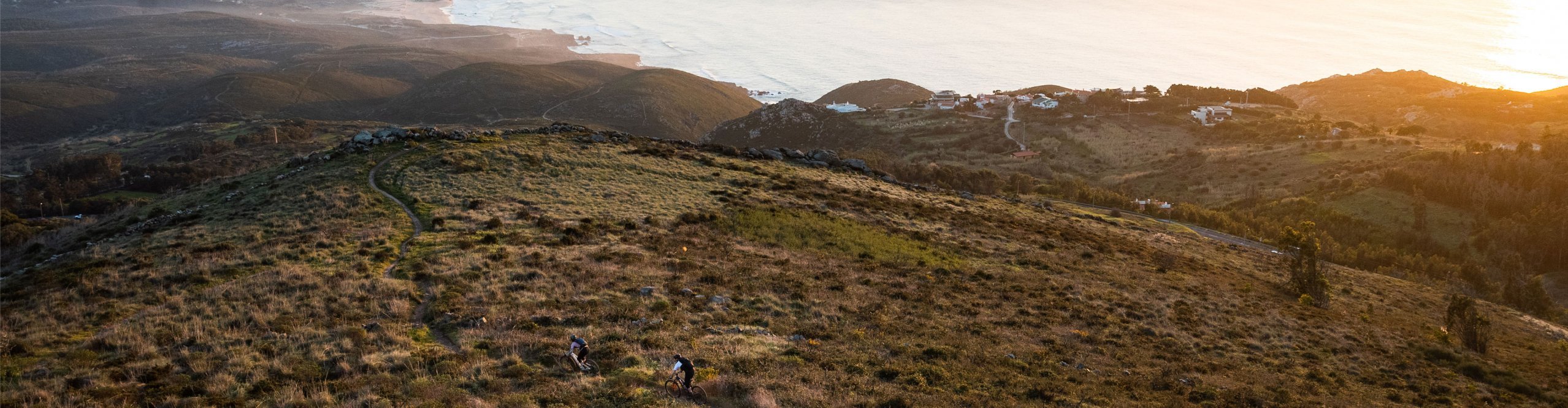 Endura-Mountainbiker-oberhalb-vom-Meer-Mood_Desktop_3840x1000_220208_Portugal_FS22_MTB2_01228_bb.jpg