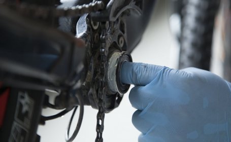 Gefettete Lagerschalen werden in einen Rahmen gedrückt.