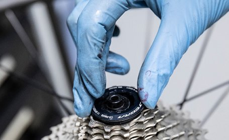 The lockring is released from the cassette. 