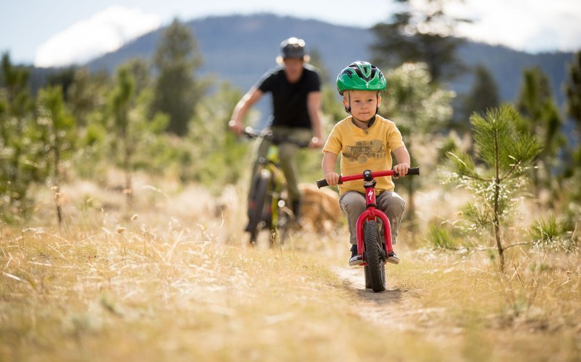 Früh übt sich: Erste kurze Ausfahrten in leichtes Gelände sind bereits mit dem Laufrad ein toller Erlebnistag für Deine Kids.