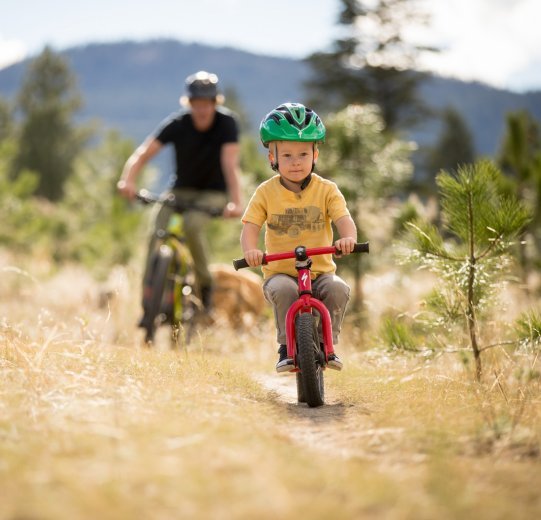 Früh übt sich: Erste kurze Ausfahrten in leichtes Gelände sind bereits mit dem Laufrad ein toller Erlebnistag für Deine Kids.