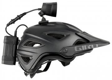 Helmlampe und Akku am Helm montiert