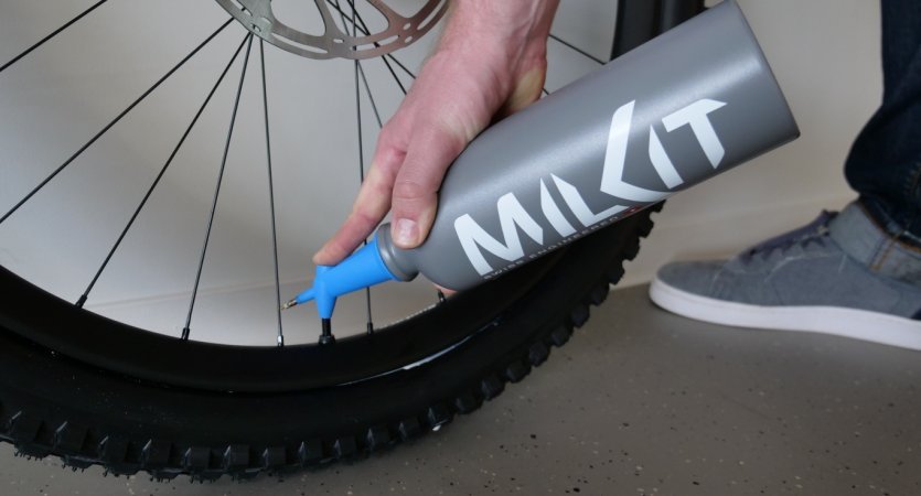 Jetzt drückst Du einfach den milKit Booster Head mit der entsprechende Öffnung auf das Tubelessventil. Zu kaufen gibt es den milKit tubeless Booster Head bei bike-components.de