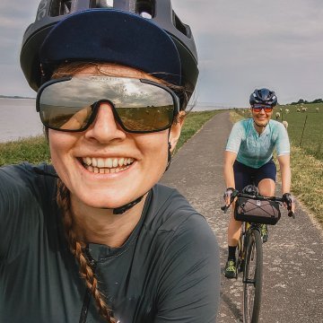 Juliane und Johanna auf ihren Bikes