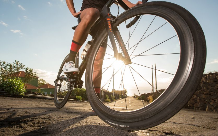 La pregunta más importante a la hora de elegir la llanta adecuada: ¿debe tener tu bicicleta frenos de llanta?