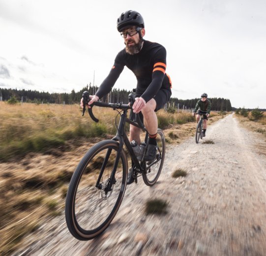 Las ruedas de Gravel suelen ser una mezcla inteligente de los dos mundos de las bicicletas de montaña y de ruta.