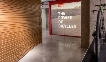 Lobby, Rennrad auf Podest, Slogan, Plakat