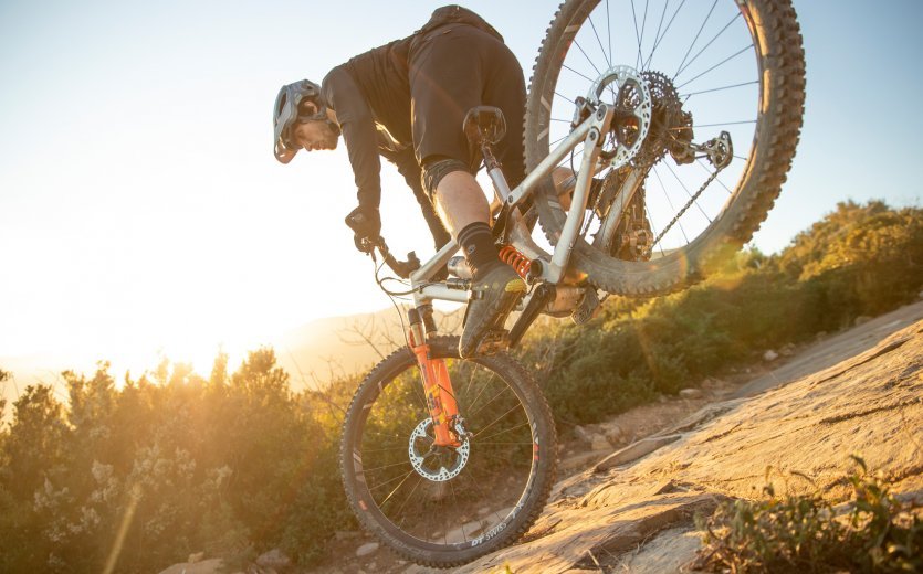 Los pedales de clip en las bicicletas de montaña garantizan que nunca se pierda el contacto con los pedales.