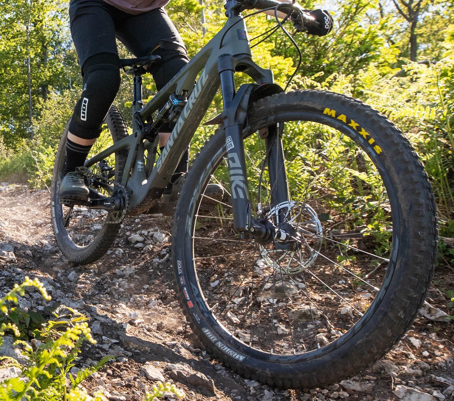 MTB im Wald mit 27,5" Federgabel