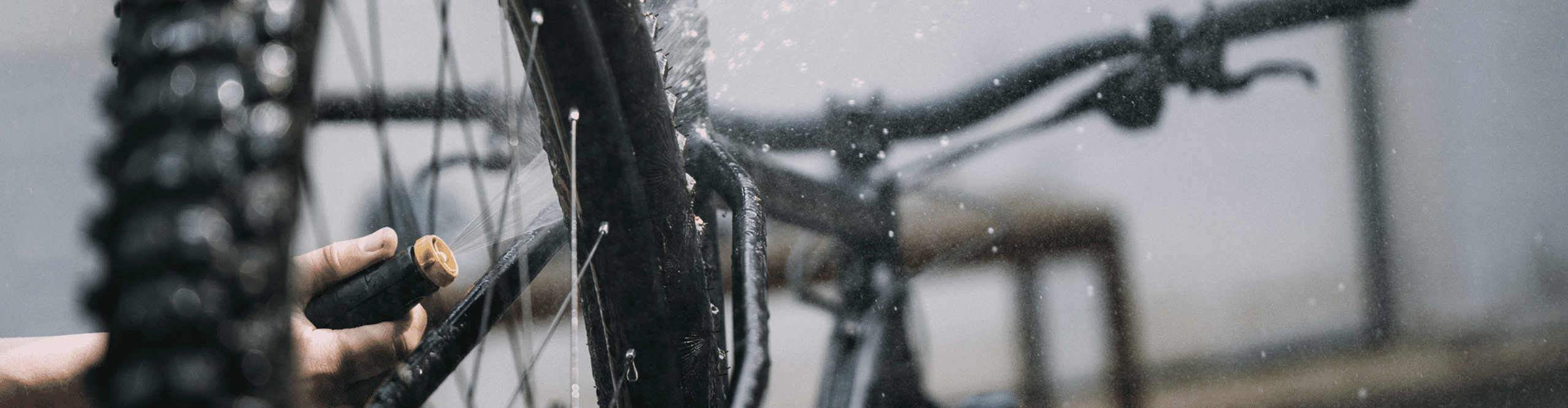 MTB wird mit Schlauch gewaschen
