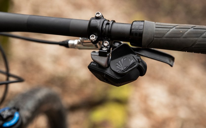 Maneta de cambios SRAM Controller montada en un manillar de MTB. Se trata de la versión electrónica de la maneta de cambios.