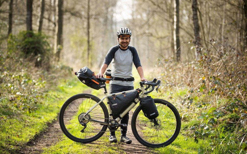 Marcel aus dem Marketing mit seinem bc Flint Custom Gravelbike. 