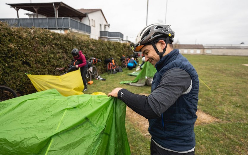 Marcel beim Aufbau seines Zelts. Im Hintergrund baut Linda ihr Biwak auf.