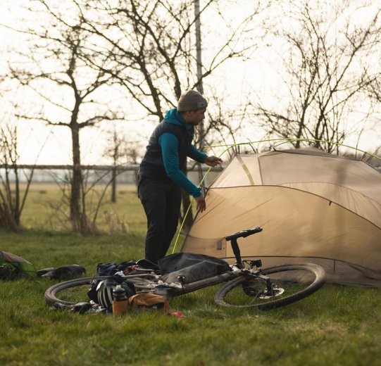 Marcel from the bc Marketing Team is setting up an inner tent.