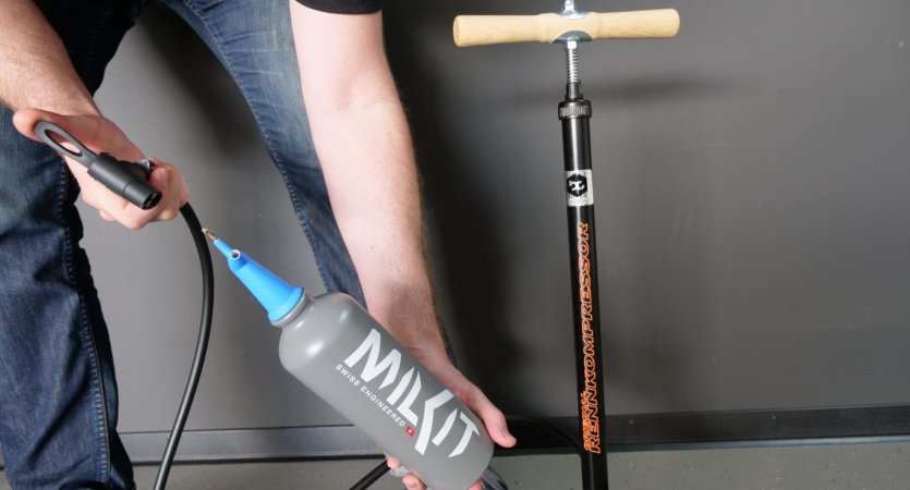 Mit milKit kannst Du auch auf dem Trail mit Deiner Minipumpe tubeless Reifen aufpumpen.