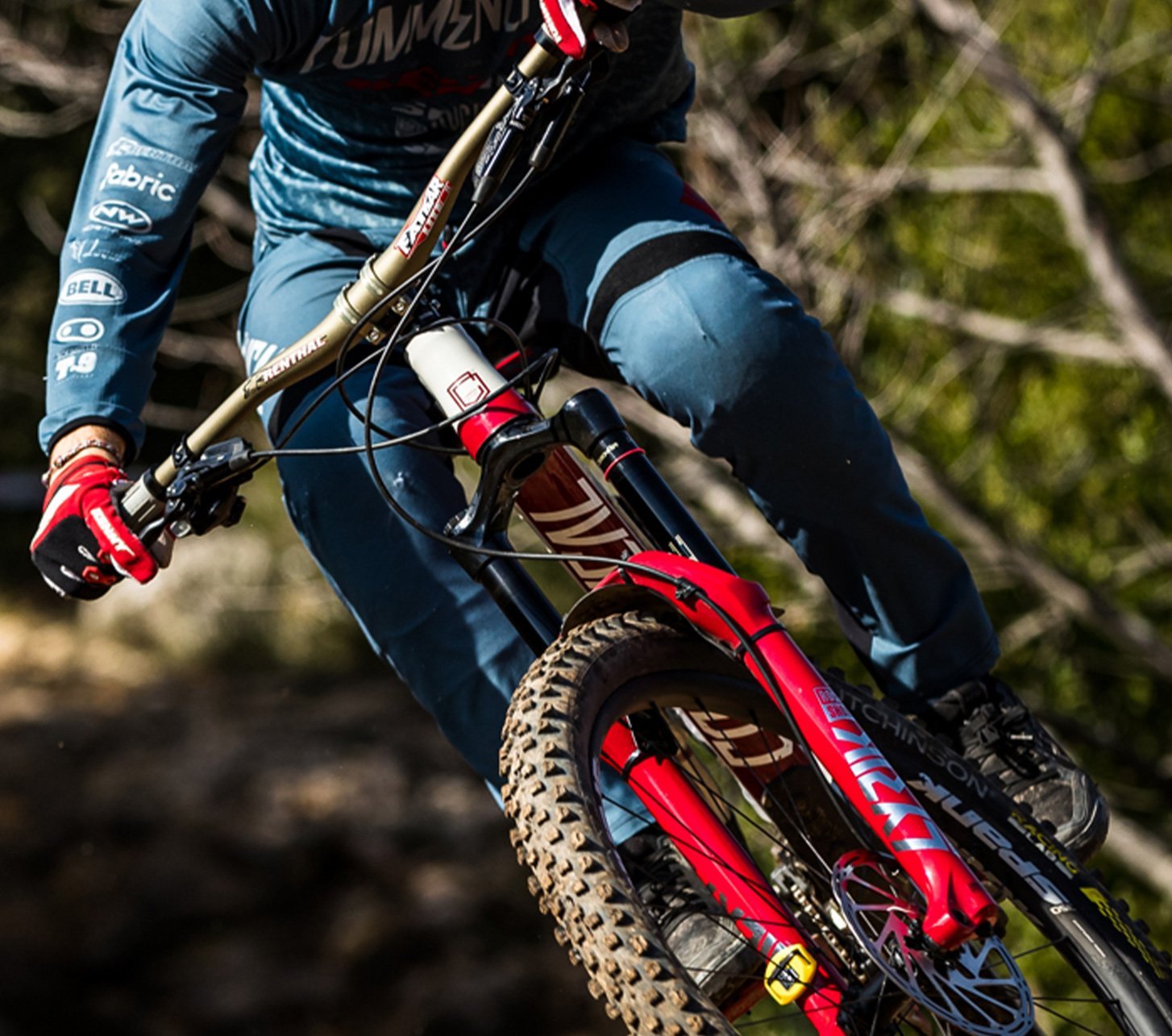 Mountainbiker fliegt durch die Luft