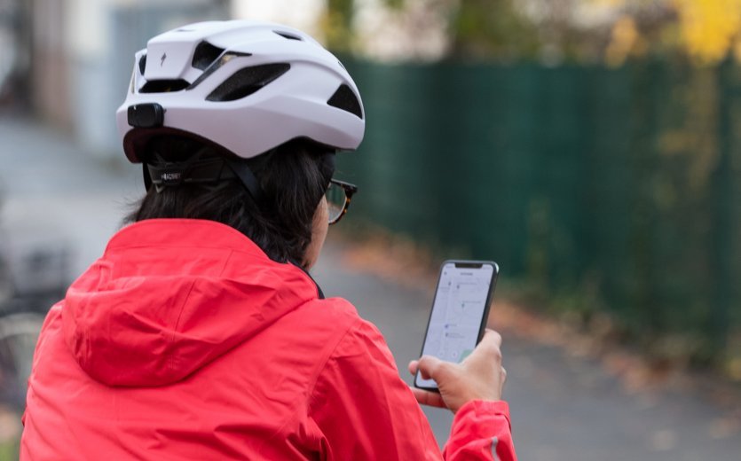 Oder ein Helm mit zusätzlichen Sicherheits-Features, wie dem ANGi Sturzerkennungs-Sensor von Specialized?