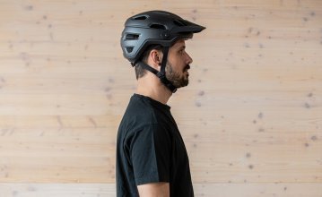 Parfait ! De cette façon, le casque est parfaitement ajusté et te protège de manière optimale.