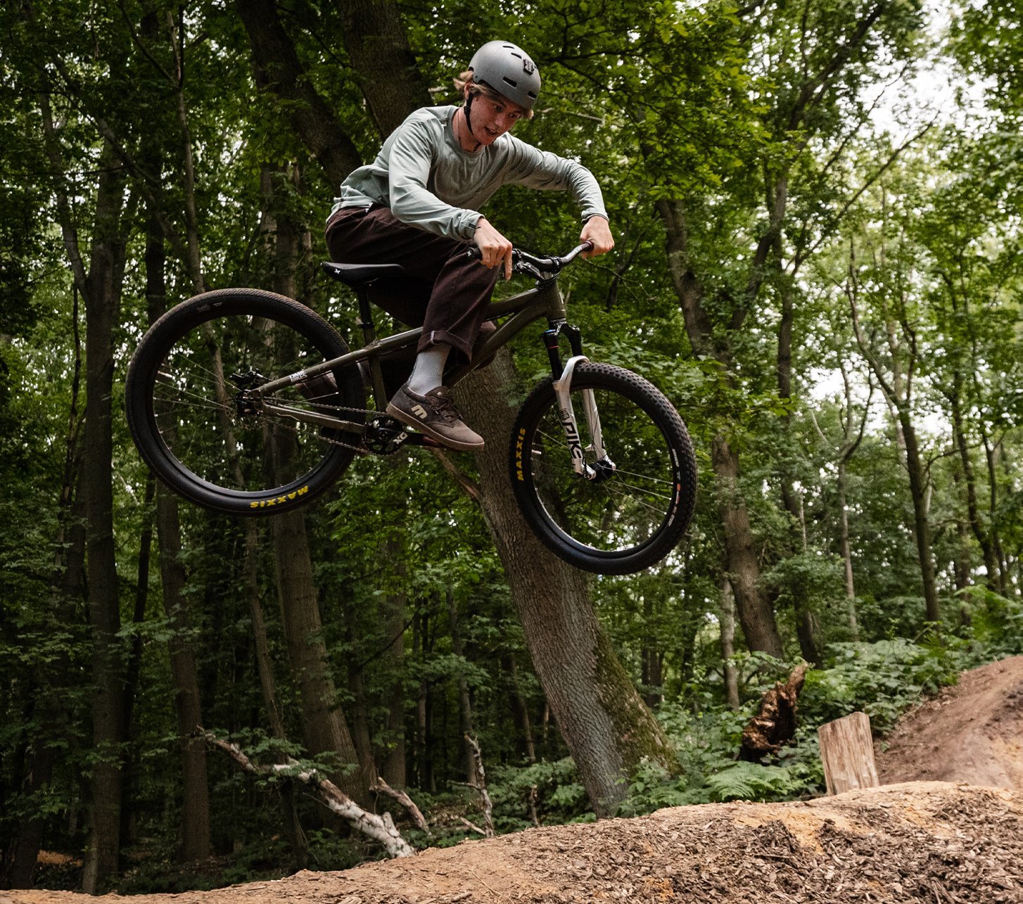 Paul von bc macht einen Trick mit seinem Dirtjump-Bike