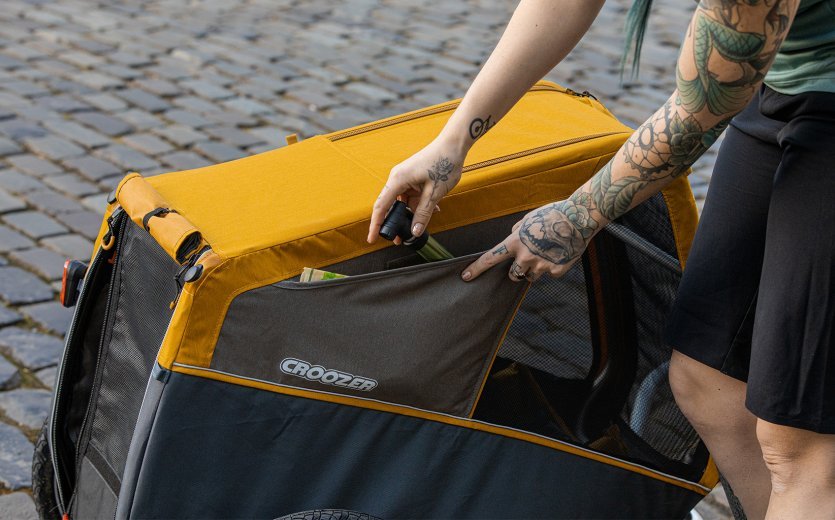 Praktisch: In den kleinen Seitentaschen lassen sich Leckerlies oder auch Fahrradwerkzeuge komfortabel verstauen.