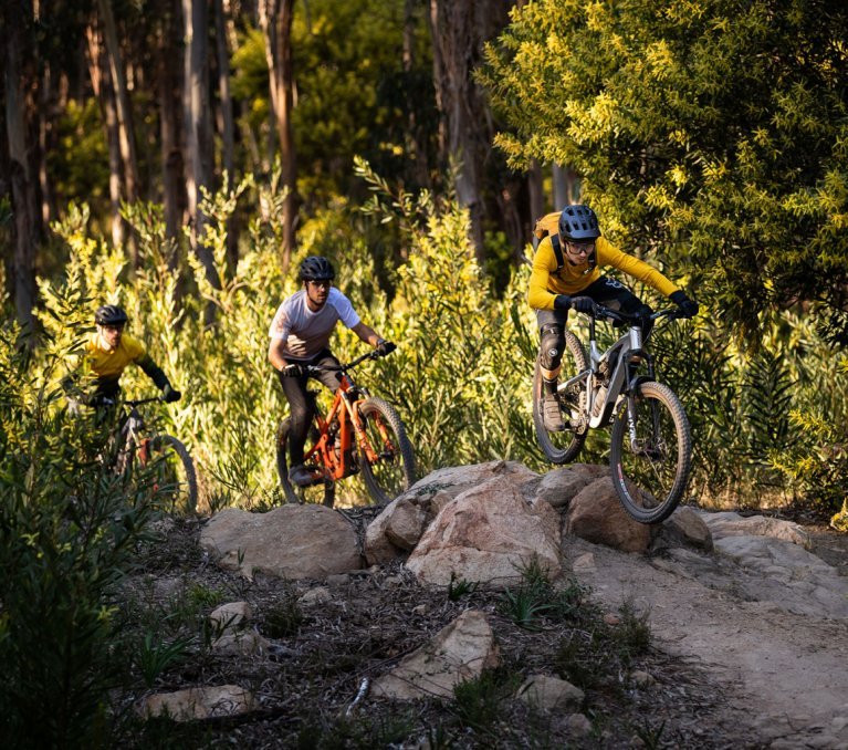 Christoph, Georg et Rainer de bc en route sur des VTT. Le terrain est rocailleux.