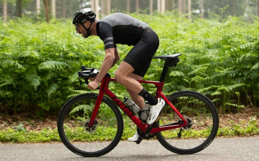 Rennradsättel sind häufig eher minimalistisch in der Polsterung und extrem leicht.