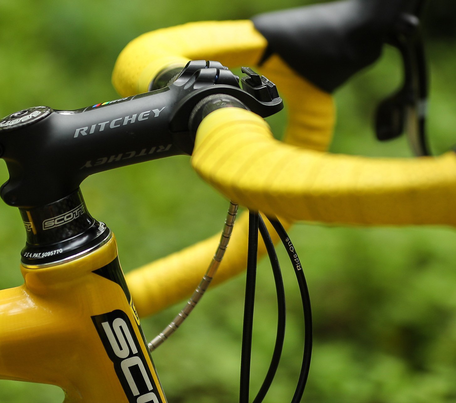 Ritchey Fahrradteile schwarzer Vorbau am Rad montiert mit Rennlenker und leuchtend gelbem Lenkerband