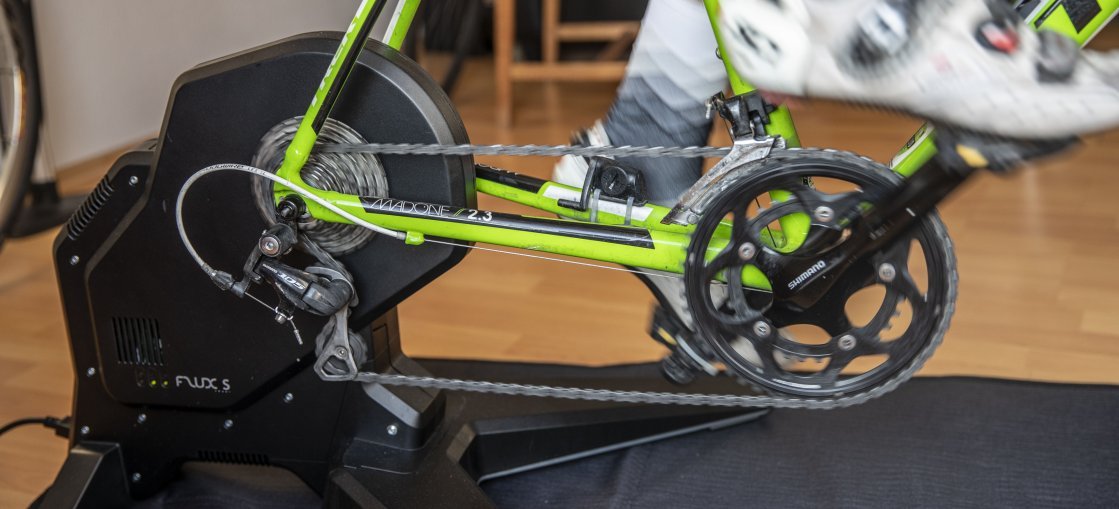 Rollentrainer mit Direktantrieb für smartes Training zu Hause