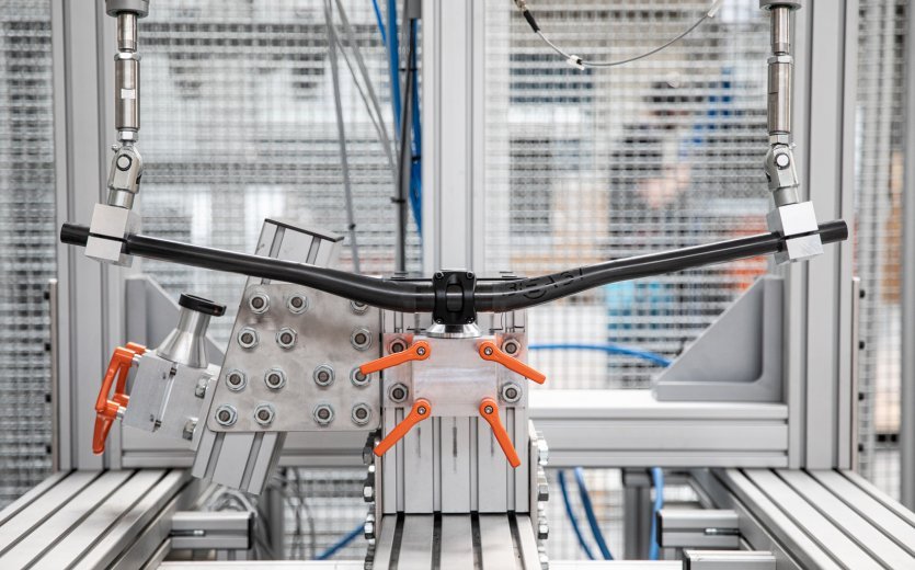 Solidement fixé pour le test de charge chez Beast Components.