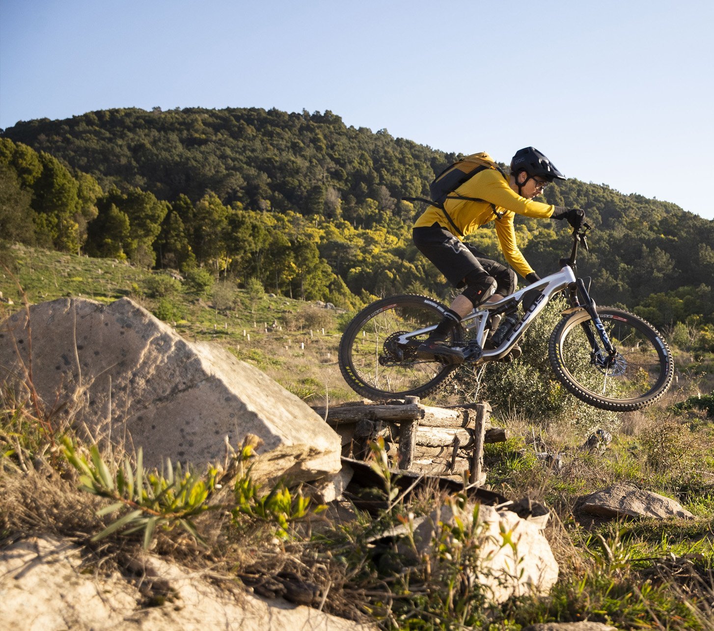 Springendes Fully Mountainbike Mobile Header