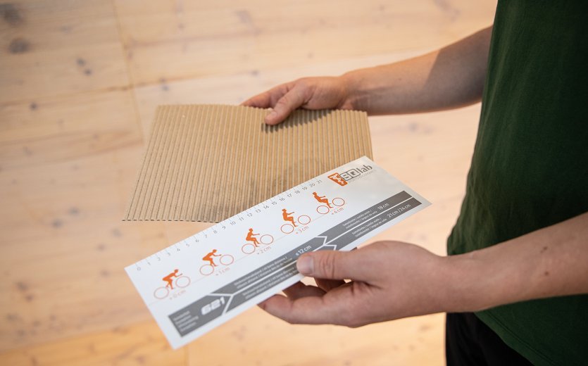 The SQlab measuring cardboard lets you easily determine your sit bone distance: