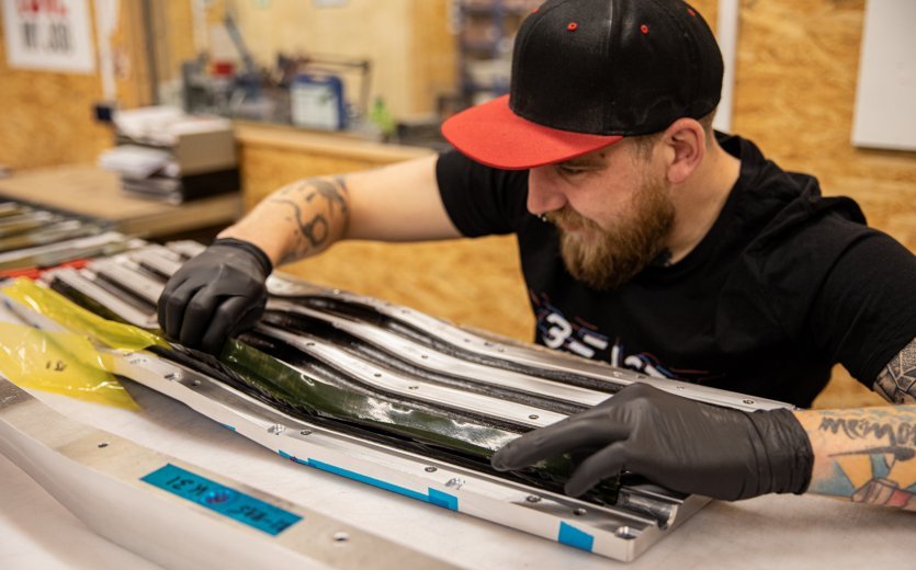 Un coup d'œil dans les coulisses de Beast Components : couche par couche, les guidons de VTT en carbone voient le jour.