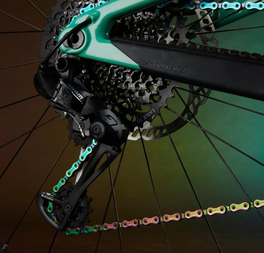 Una Santa Cruz Megatower equipada con un sistema de cambios SRAM GX.