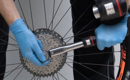 Use a torque wrench to retighten the cassette.