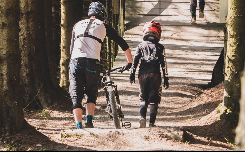 Wenn Dein Kind Spaß am Mountainbiken findet, steht gemeinsamen Bikepark-Ausflügen nichts mehr im Weg.