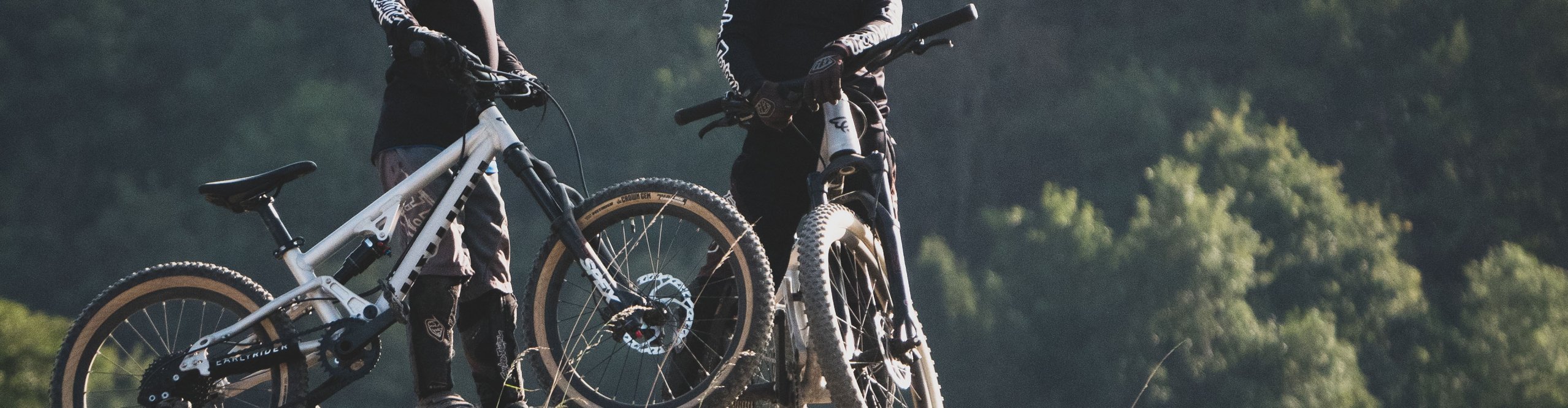 Zwei Mountainbiker mit 20 - 24" Federgabeln
