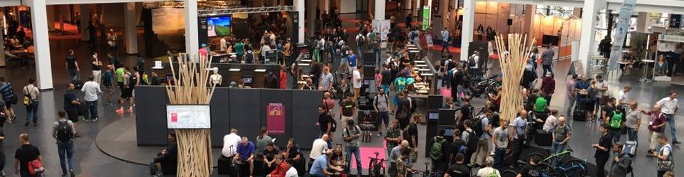 Morgens um 8:30 Uhr auf der EUROBIKE Friedrichshafen. Alle warten auf die Öffnung der Messehallen.