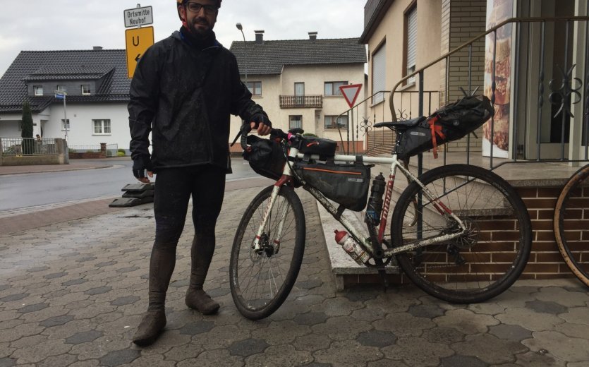 Nuno gezeichnet von Regen, Schlamm und der zähen Strecke.