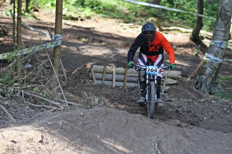 Unser Mitarbeiter Bene beim IXS Cup Downhillcup beim Dirtmasters Festival 2014 in Winterberg